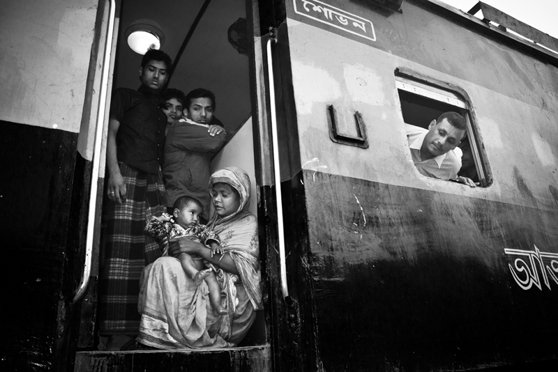 Kazi_Riasat_Alve_People_Around_Chittagong_Rail_Station_02.jpg