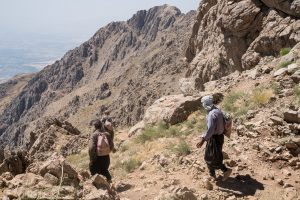 Région de Hewraman, Kurdistan e rojhelat (Iran), été 2019. Ces kolbers se dévalent la montagne pour aller chercher des marchandises en Irak. Ils reviendront pendant la nuit.